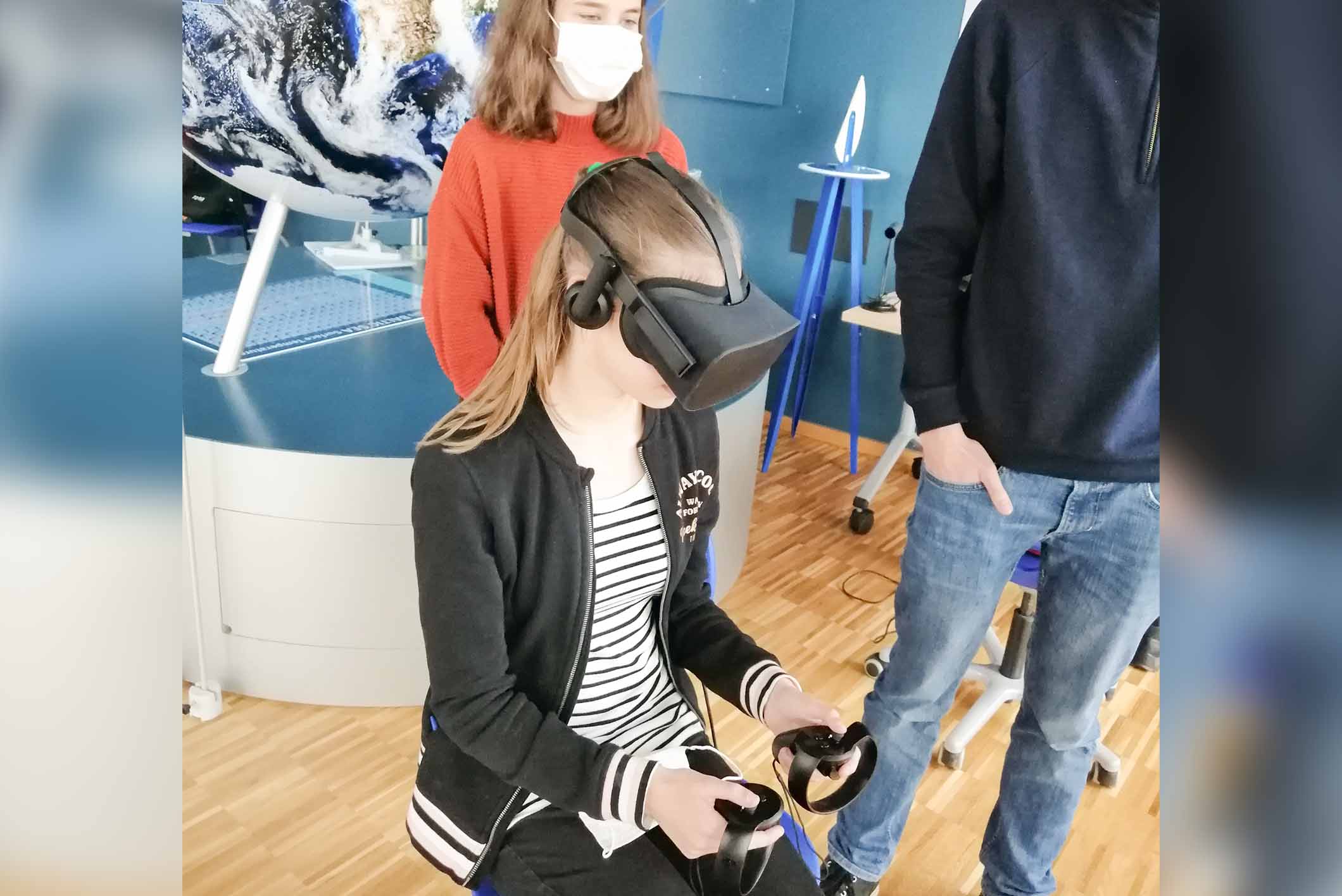 Mithilfe einer Computersimulation „Virtual Reality“, kann die ISS-Raumstation sowohl von innen als auch von außen besucht werden, Foto: Neumühler Schule