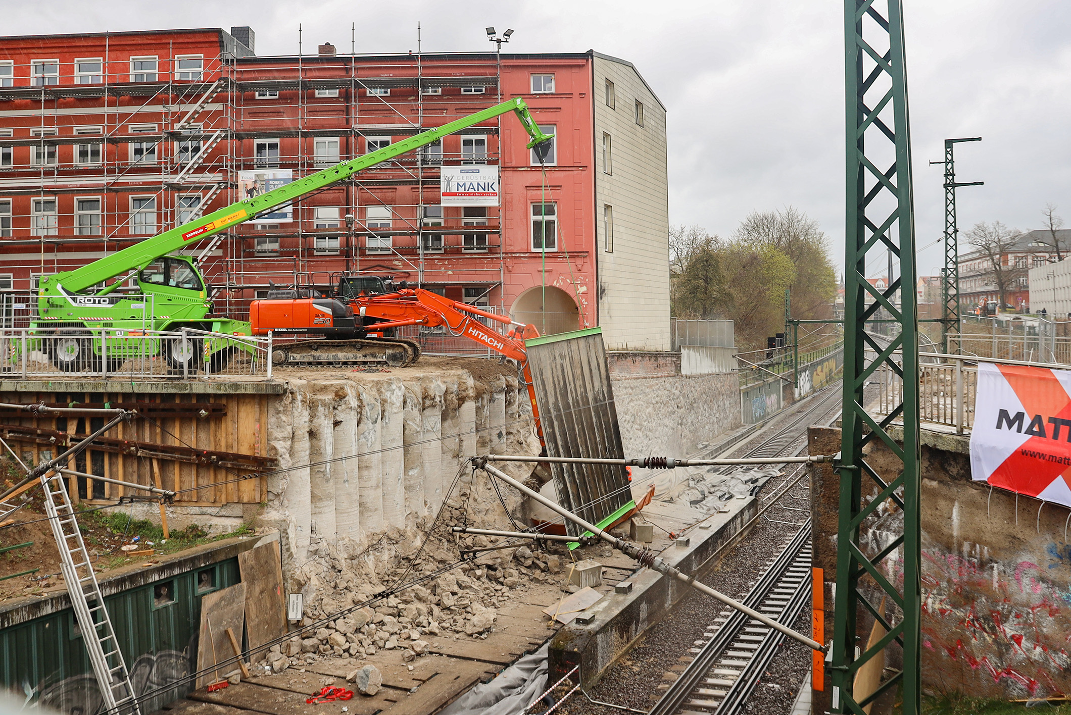 Nach Abtragen des Brückenüberbaus wurden die alten Widerlager des Bauwerks abgebrochen. Gut zu erkennen sind die neuen Bohrpfähle