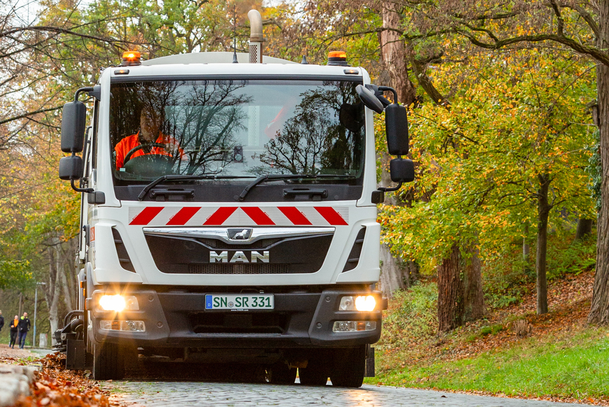 Fahrer Timo Garve reinigt auf seiner Tour auch die Lennéstraße