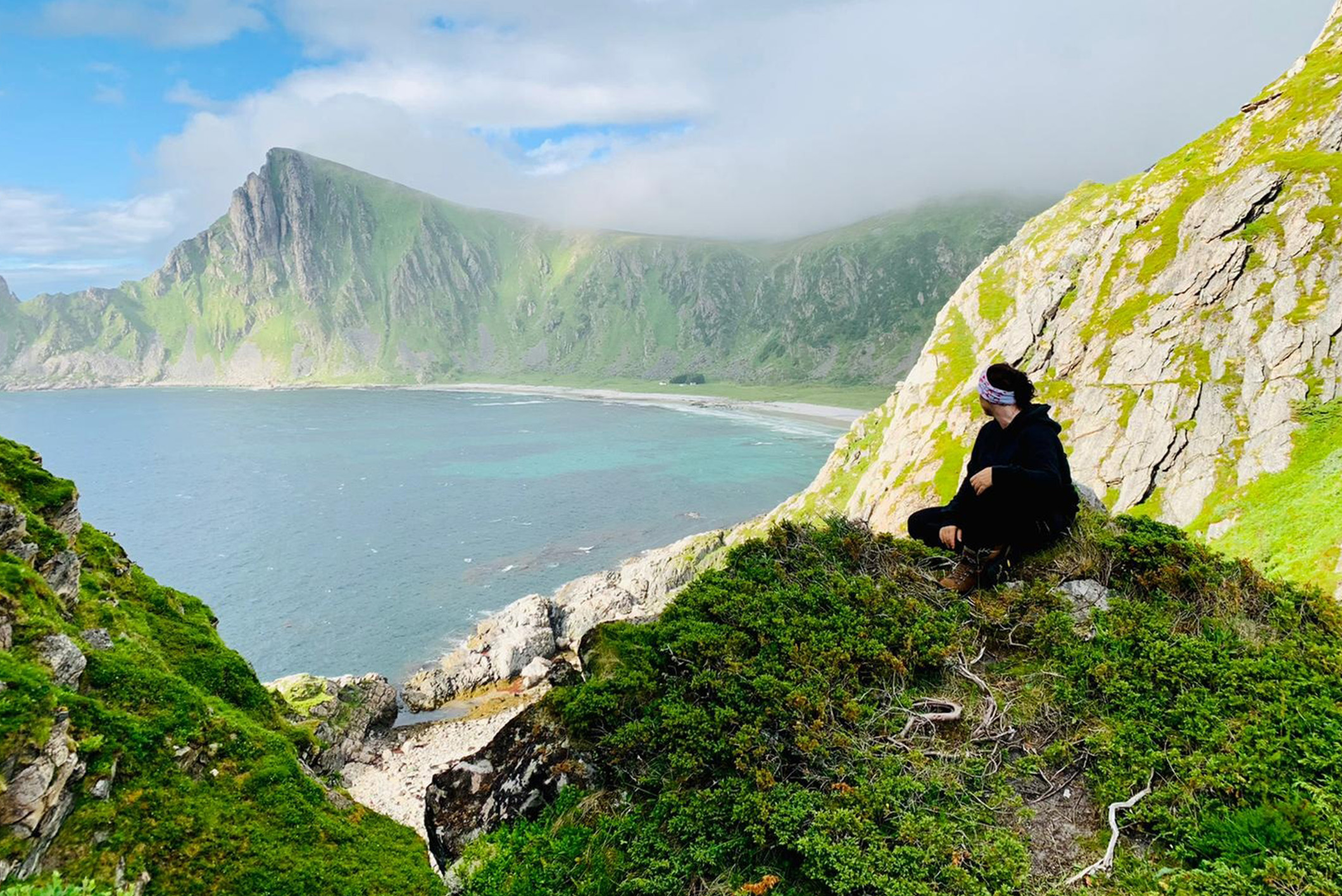 Die Hundeführerin liebt die Natur. Hier beim Entspannen auf den Lofoten