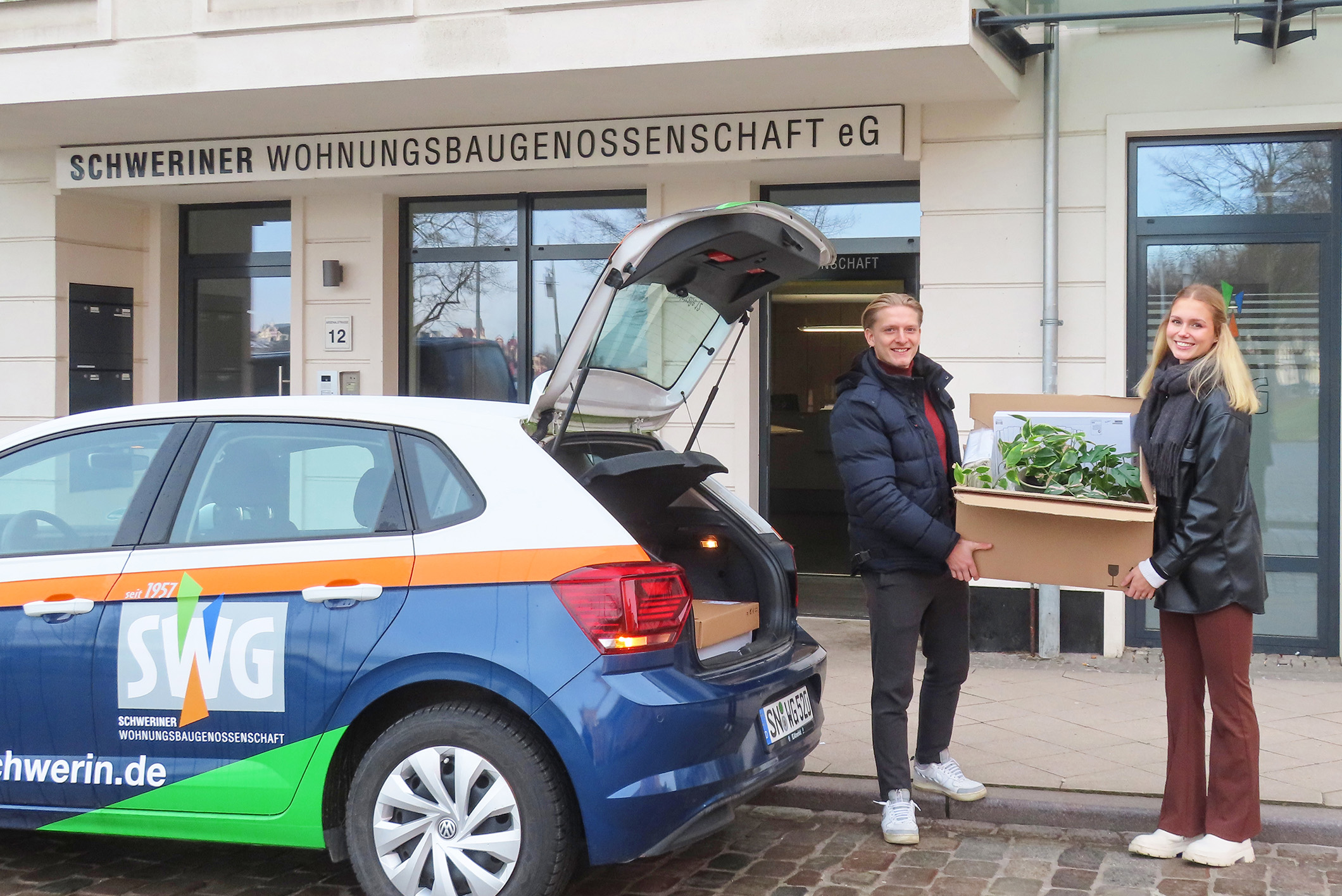 Die Azubis Nico Zapel und Anna-Lee Kraemer bringen erste Einkäufe in die Gästewohnung