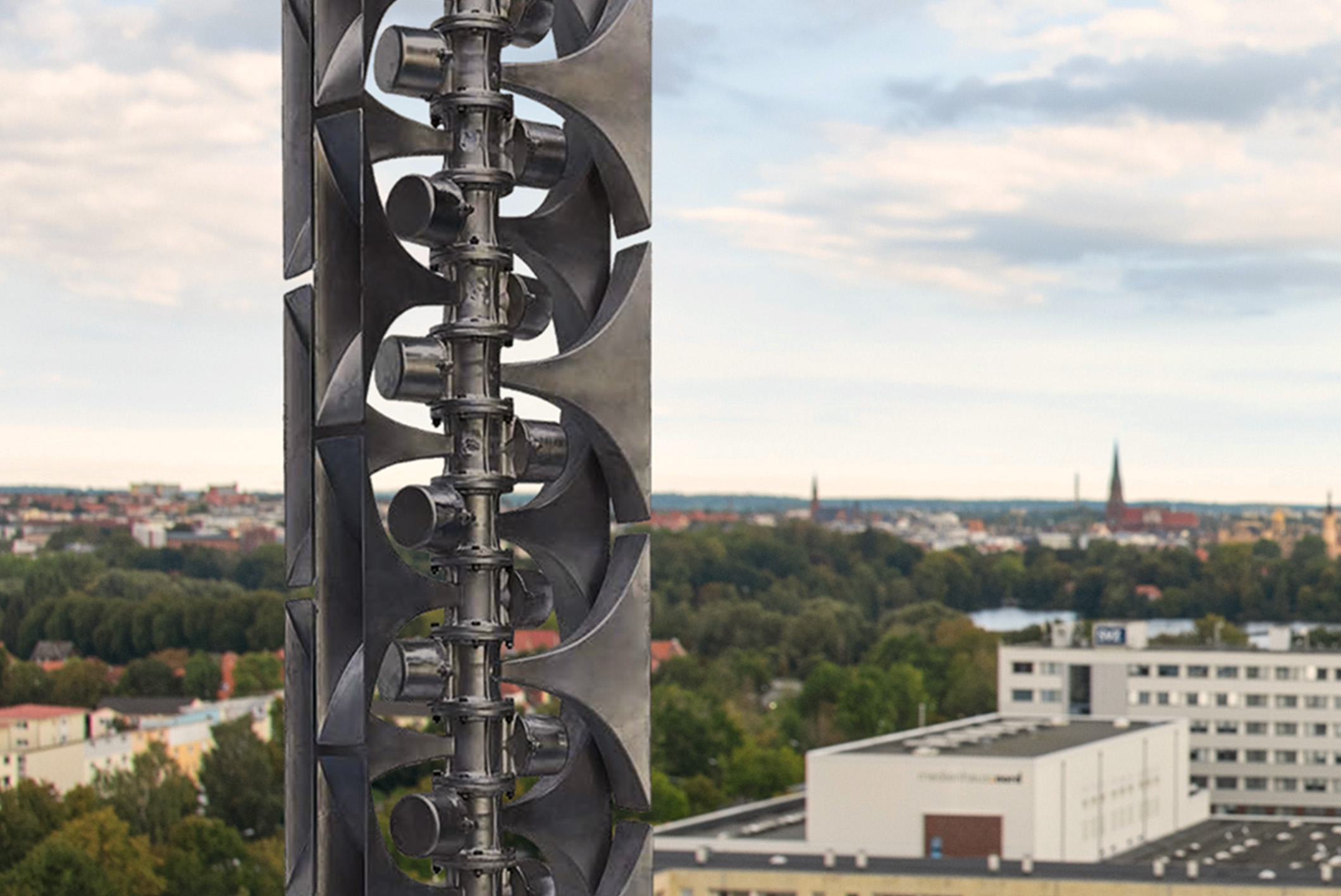 Eine der neuen Sirenen wird auf dem Hochhaus in der Dr.-Martin-Luther-King-Straße 4 installiert