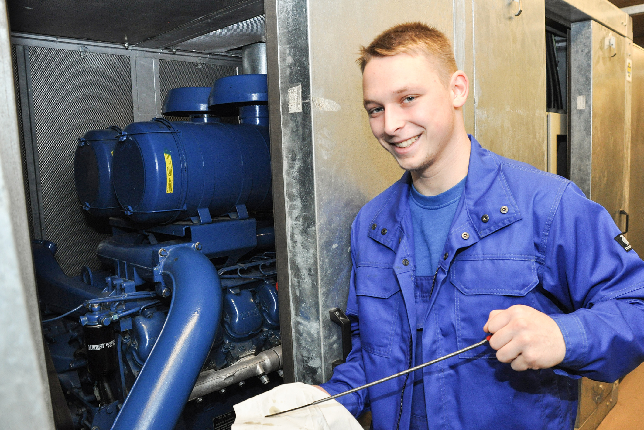 Heinrich Frick, Auszubildender zum Elektroniker für Betriebstechnik im 3. Lehrjahr, kontrolliert den Ölstand in einer Netzersatzanlage im Wasserwerk Mühlenscharrn